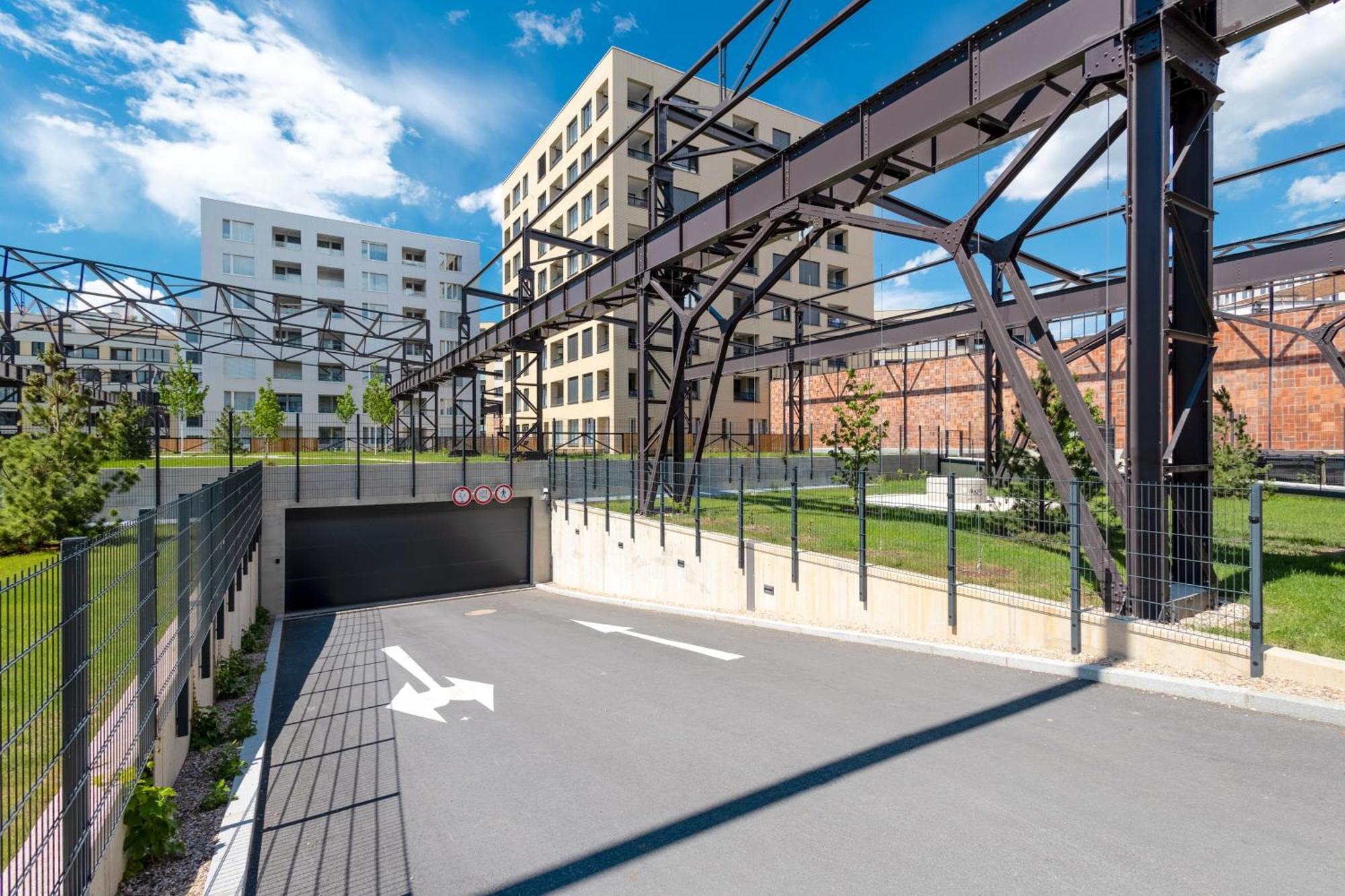 Bright 2br - 5th Floor, Balcony, Free Parking By Gravity * Praga